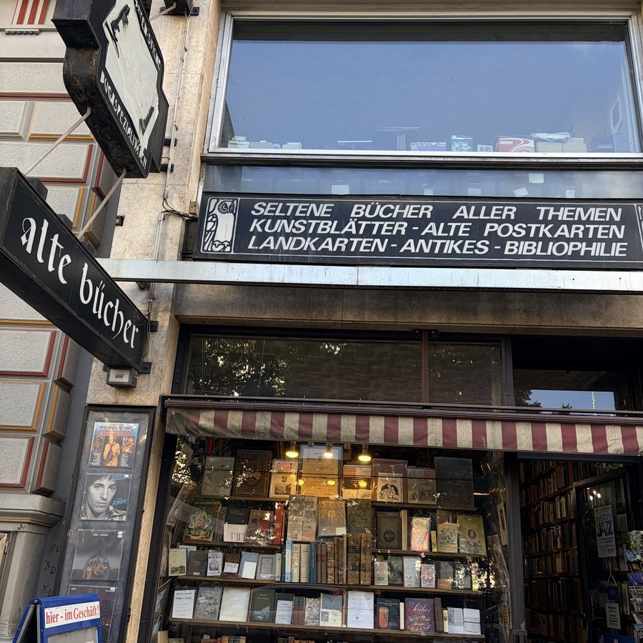 Schild alte bücher und Schaufenster eines Antiquariats
