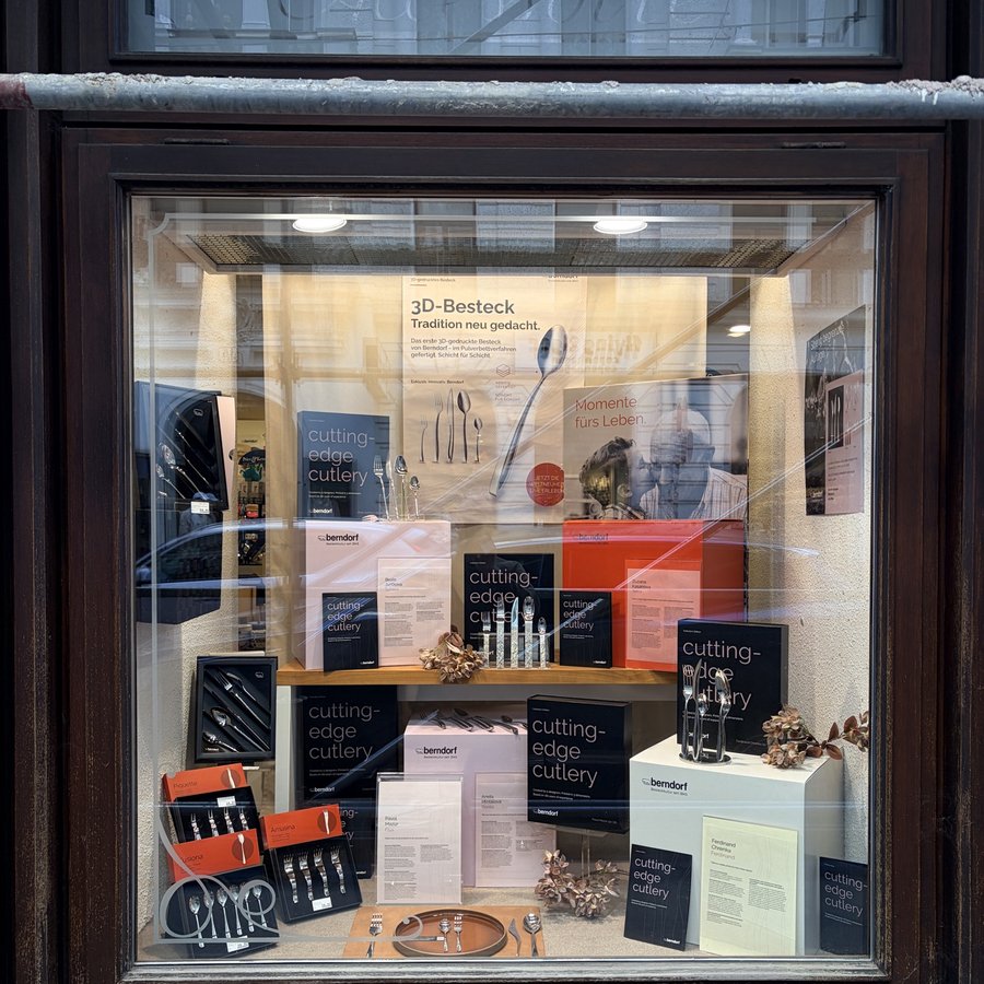 Schaufenster der Berndorf Boutique mit 3D-Besteck und Präsentationsboxen