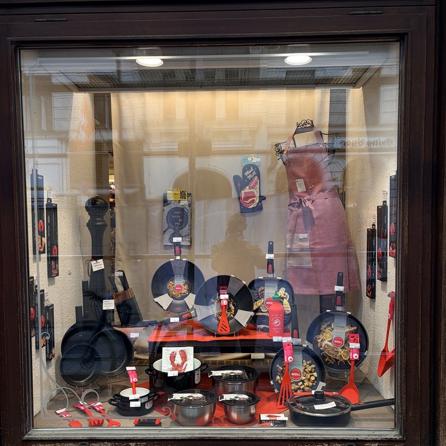 Schaufenster mit schwarzen und roten Pfannen und Töpfen