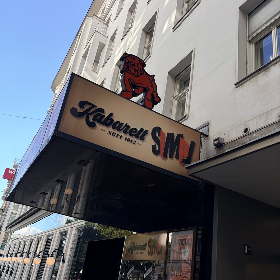 Leuchtschild Kabarett Simpl mit roter Figur, von unten fotografiert