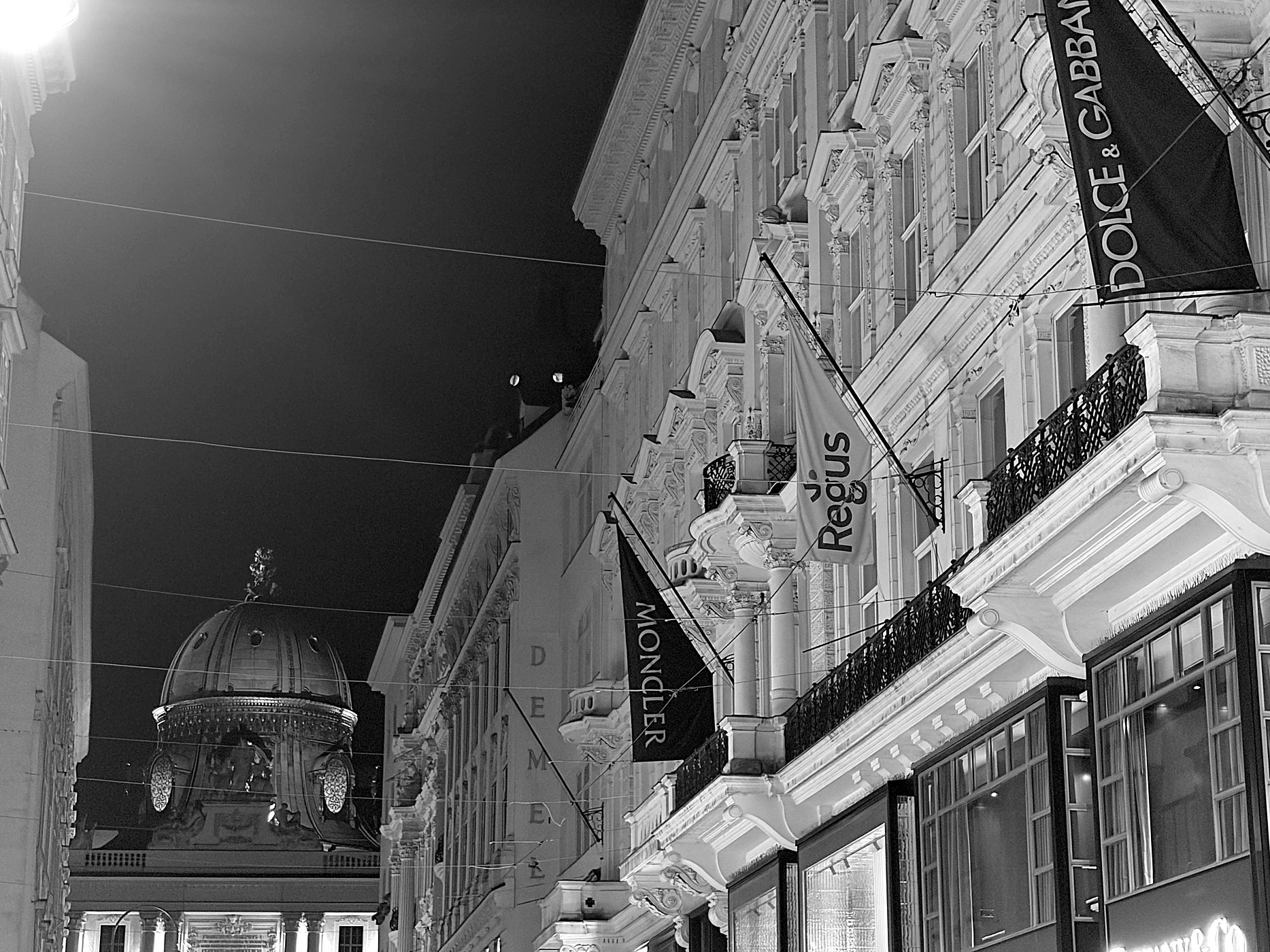 Der Kohlmarkt bei Nacht mit Blick auf die Michaelerkuppel der Hofburg
