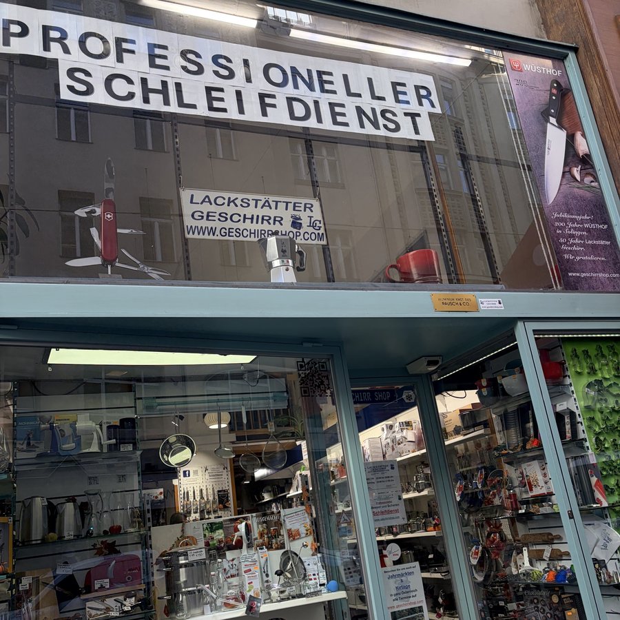Schaufenster mit Schild Professioneller Schleifdienst, Taschenmesser und Espressokanne
