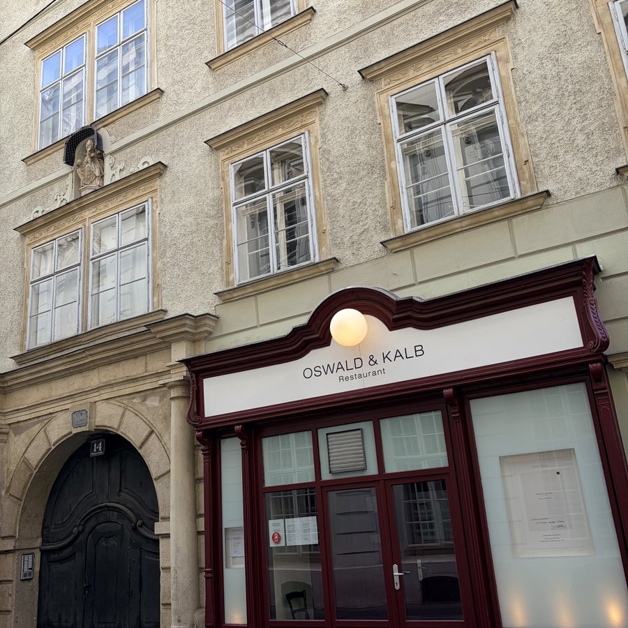 Weinrote Holzfassade des Restaurants Oswald und Kalb in der Bäckerstraße