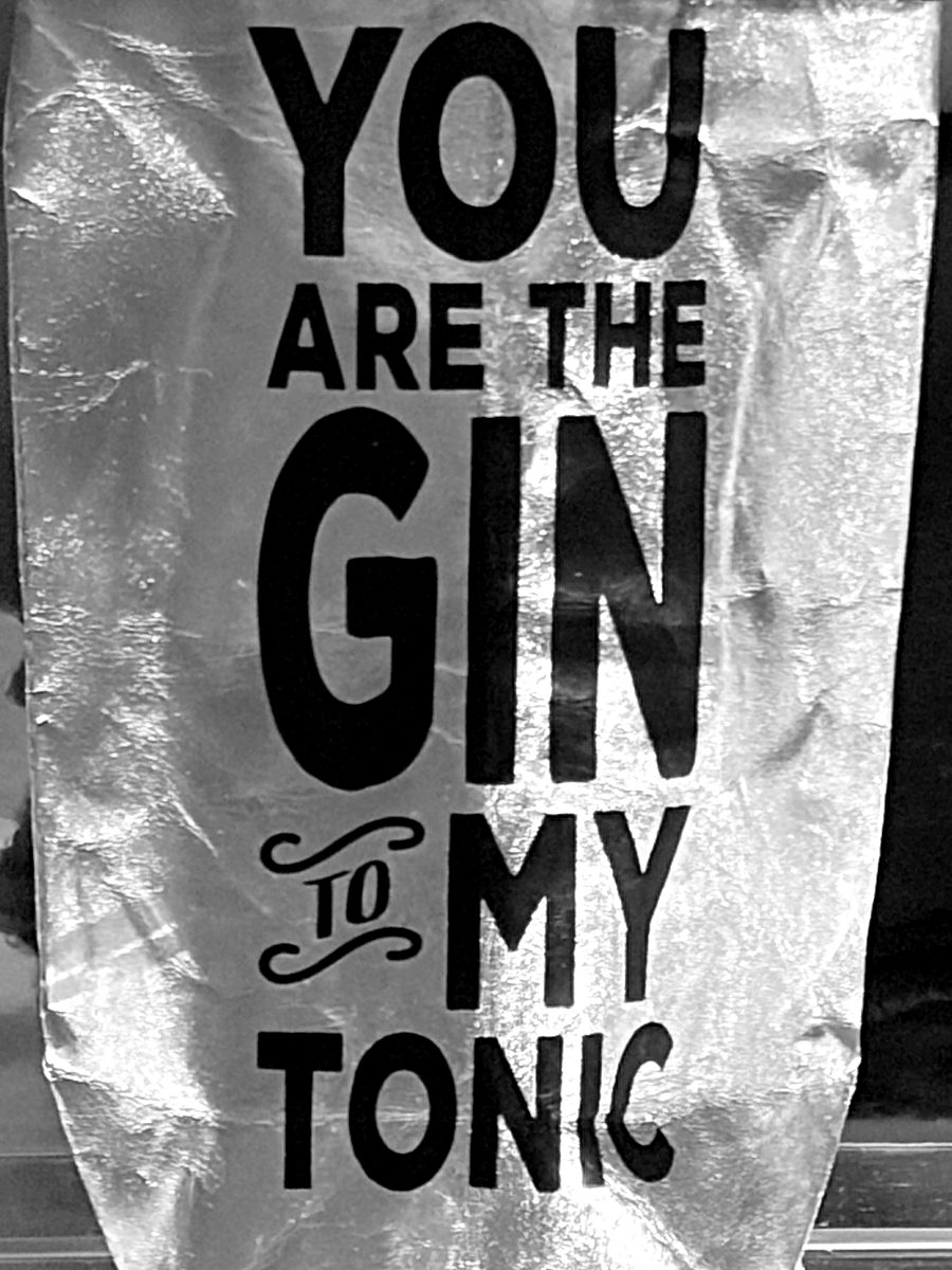 Silberner Flaschenkühler aus Papier mit der Aufschrift You Are The Gin To My Tonic