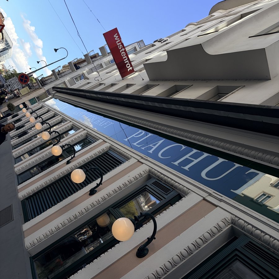 Fassade des Plachutta in der Wollzeile mit Kugellampen, von unten fotografiert
