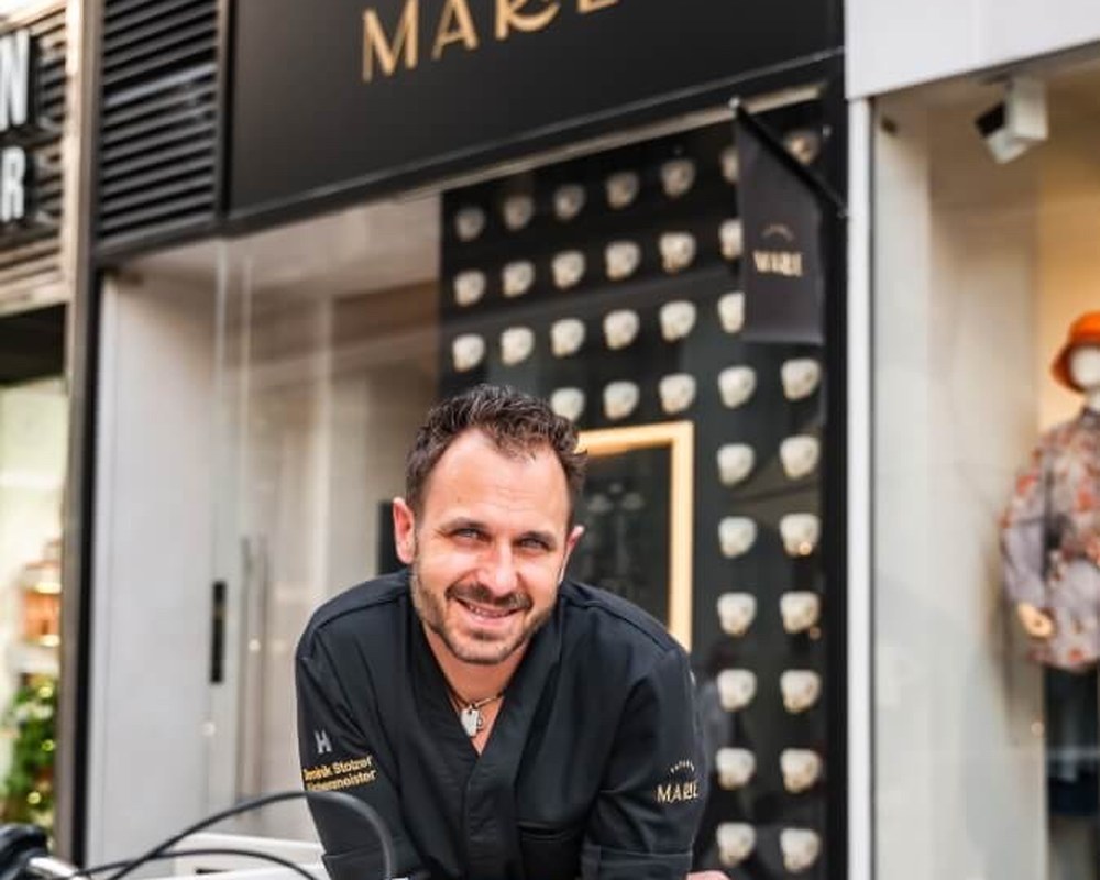 Dominik Stolzer in Kochjacke vor der Tatarie Marie