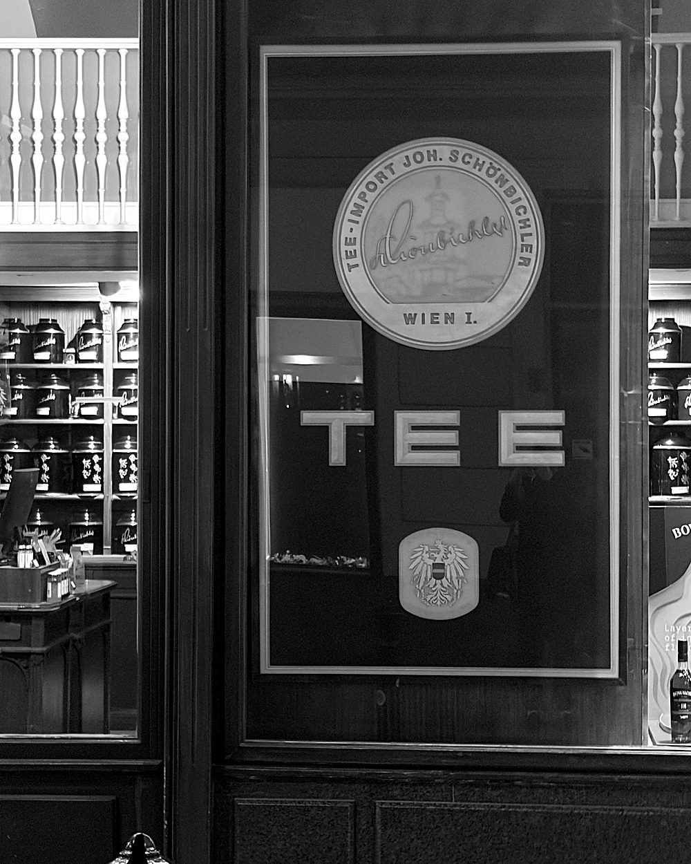 Schaufenster der Theehandlung Schönbichler mit der Tafel TEE