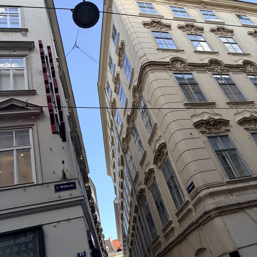 Enge Gasse an der Ecke Wollzeile, Blick nach oben zum Himmel