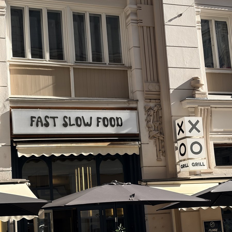 Fassade mit Schriftzug Fast Slow Food und Schanigarten des XO Grill in der Riemergasse