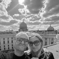 Selfie von Roland Puck mit einer Freundin auf einer Dachterrasse vor der Hofburg.