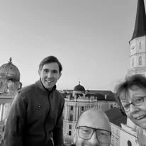 Selfie von Roland Puck mit zwei Menschen am Michaelerplatz.
